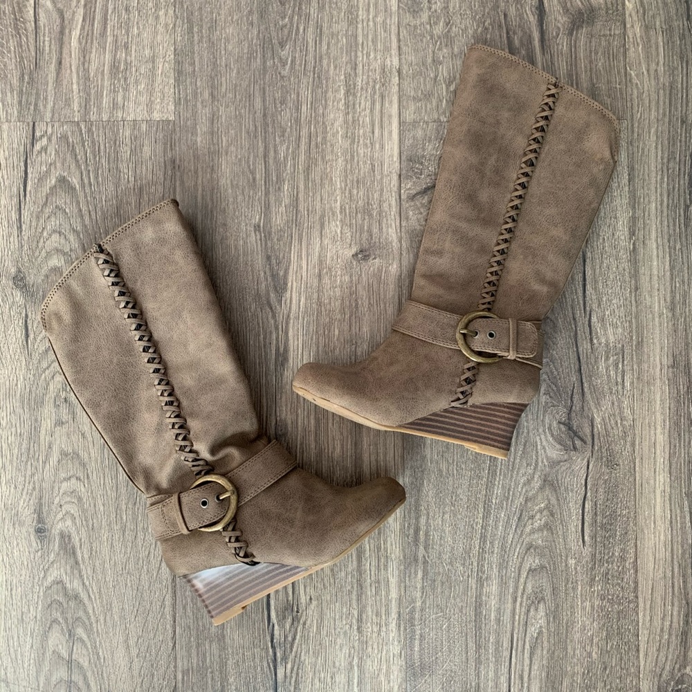 Girls Zip Up Boots with heels. Brown. NIB. Size 12